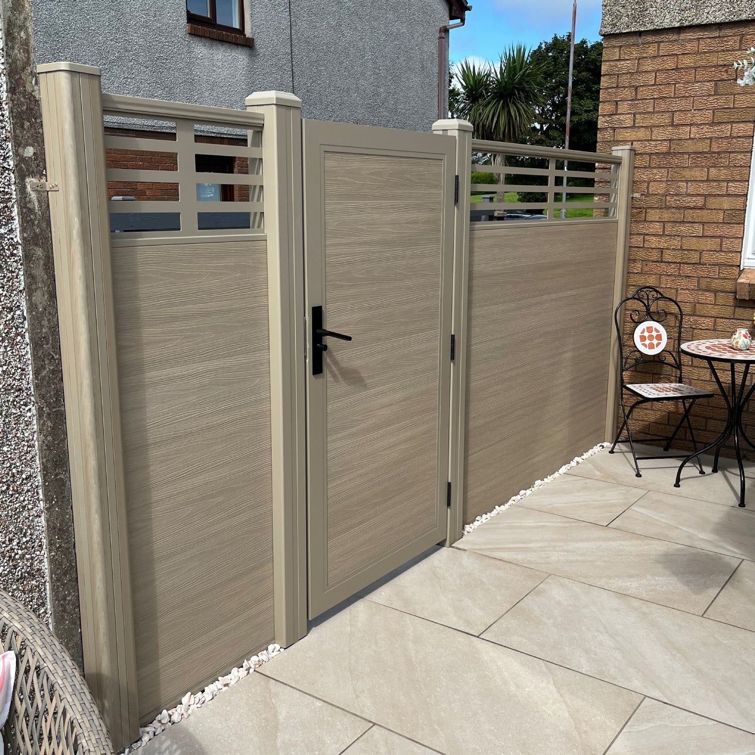 Contemporary Garden Featuring Oak Composite Fencing