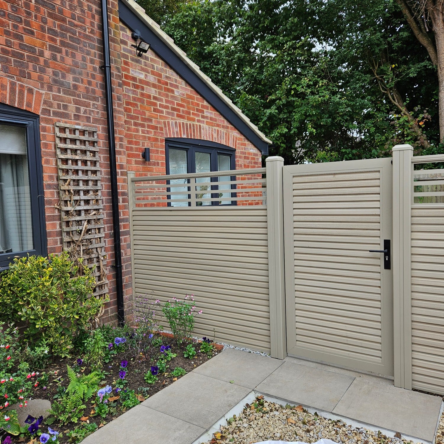 NeoTimber® Slatted Fence Panel Set with Linear Screen – Ash White Project