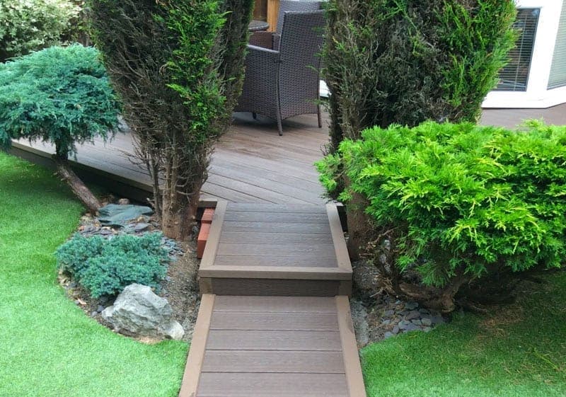 chocolate-decking-with-trim dark brown composite decking